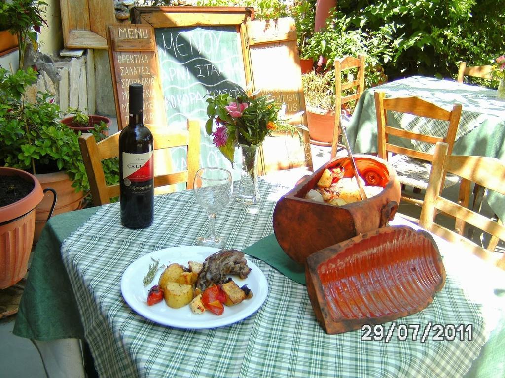 Manoleas Rooms To Let Leonidio Bagian luar foto